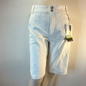 Royalty for Me Women's White Wanna Betta Butt Bermuda Shorts - Size 24W - NWT